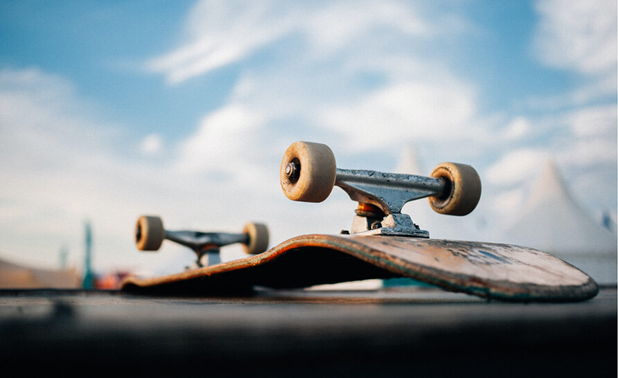 Skateboard ondersteboven op asfalt  
